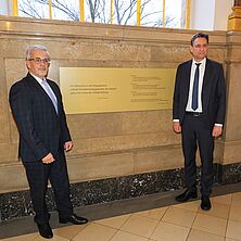 Infotafel zur NS-Vergangenheit im LG Bayreuth | Bildquelle LG Bayreuth wurde von Bayerns Justizminister Georg Eisenreich (CSU) und Matthias Burghardt, Präsident des Landgerichts Bayreuth, vor der Infotafel zur NS-Vergangenheit im LG Bayreuth