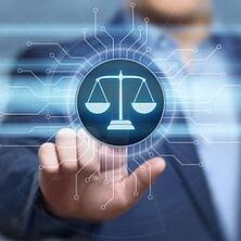 Person im Hintergrund tippt auf einem Bildschirm die Justizwage an