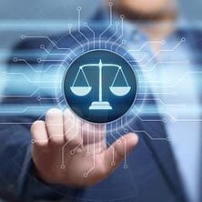Digitalisierung in der Justiz | Bildquelle: Shutterstock Person im Hintergrund tippt auf einem Bildschirm die Justizwage an