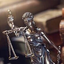Justitia | Bildquelle: M rcfotostock, Fotolia Justitia-Figur vor Büchern