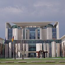 Einigung im Kanzleramt nach zähen Verhandlungen | Bildquelle: Pixabay, jensg Bundeskanzleramt in der Frontansicht mit Bäumen ohne Blätter