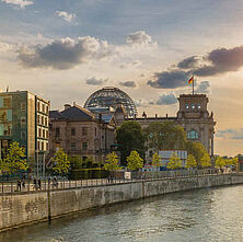 Deutscher Bundestag im Abendlicht