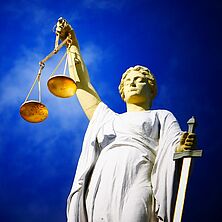 Justitia | Bildquelle: Pixabay weiße Justitia mit Wage und Schwert vor blauem Himmel