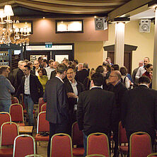 Teilnehmer der DRB-Reihe „Justiz im Dialog“ am 18. März 2024 in Ottendorf bei Kiel im Gespräch