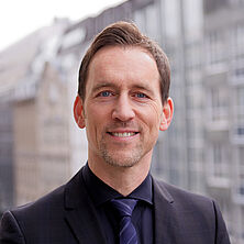 DRB-Bundesgeschäftsführer Sven Rebehn | Bildquelle: DRB DRB-Bundesgeschäftsführer Sven Rebehn mit Häuser im Hintergrund