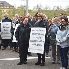 Aktionstag: Berufsverbände der Justiz demonstrieren für mehr Personal Berufsverbände der Justiz demonstrieren in Saarbrücken für mehr Personal im Saarland