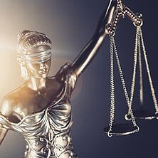 Justitia im Gegenlicht | Bildquelle: Fotolia Justitia mit gehobenem Arm im Gegenlicht, in der Hand hält sie eine Wage